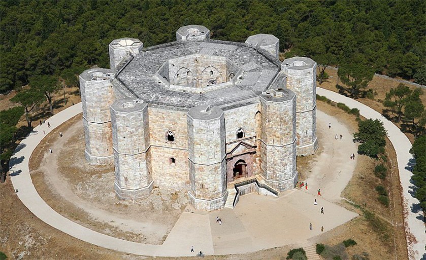 Castel del Monte przed renowacją.  fot. pugliaprivatetour.it