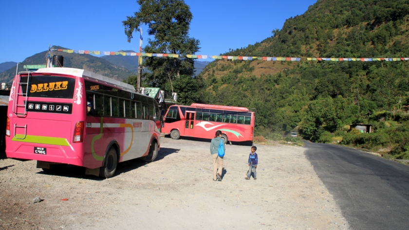 Standard autobusów z Pokhary do Nayapul - skąd wyrusza trekking jest różny. Zdarza się, że  pojazdy są w złym stanie technicznym. Trzeb być na to przygotowanym - zwłaszcza gdy droga wiedzie serpentynami wysoko w górach. Do czasu takiej przejażdżki pozostawaliśmy nieczuli na takie "atrakcje". Do czasu... ;)