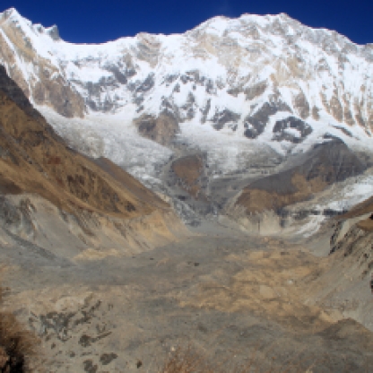 Annapurna (8091m npm) - jedna z najniebezpieczniejszych gór świata z bazy wygląda dość niepozornie.