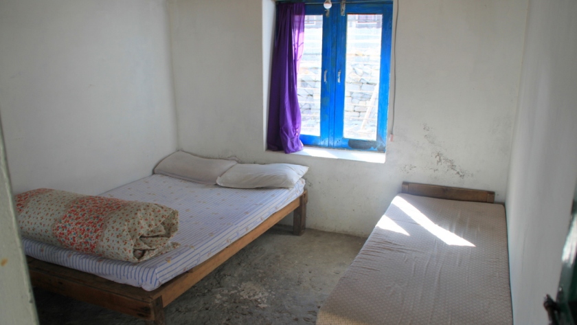 Dwa łóżka i stolik. Standardowy pokój na trekkingu. Tu w lodge'y na Annapurna Base Camp.