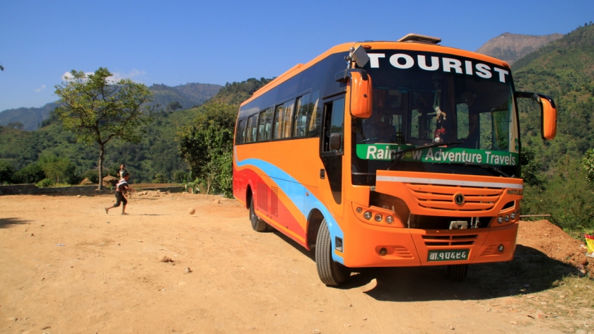 Takim autobusem dociera się z Katmandu do Pokhary.